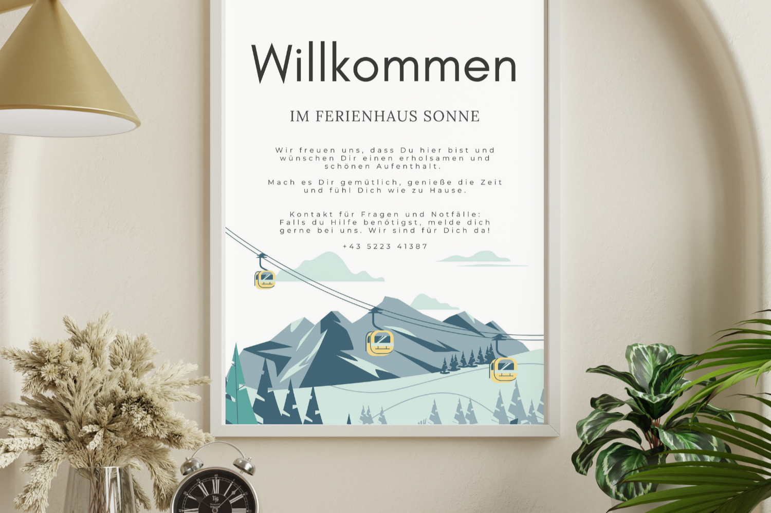 Eingerahmtes Willkommensschild „Ferienhaus Sonne“ mit Bergen und Seilbahn-Motiv als stilvolle Dekoration und Gäste-Information für die Ferienwohnung in den Alpen.