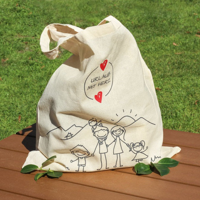 Stofftasche „Urlaub mit Herz" mit Familienmotiv im Garten, Willkommensgeschenk für Gäste der Privatvermietung