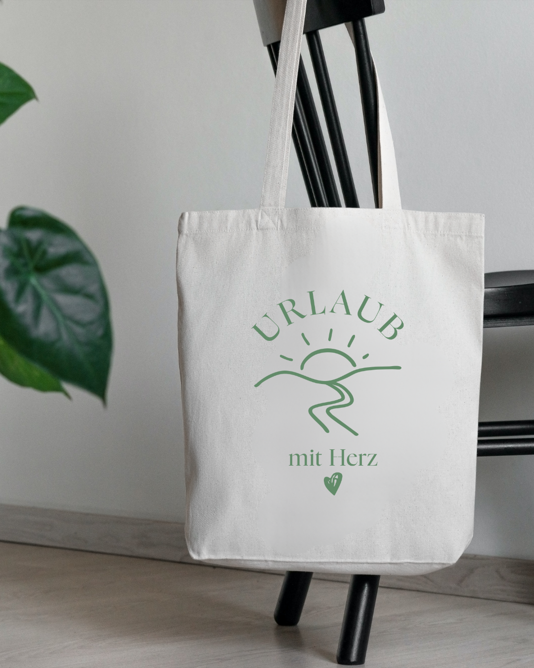 Baumwolltasche als Willkommensgeschenk für Gäste der Ferienwohnung, Aufdruck „Urlaub mit Herz" mit Sonnenmotiv.